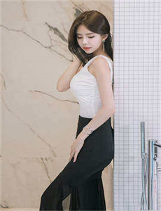 《老年妇女性色服多-马背上做》
