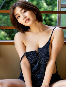 《公交车最后一排被C-《邻居的美人妻》日本》