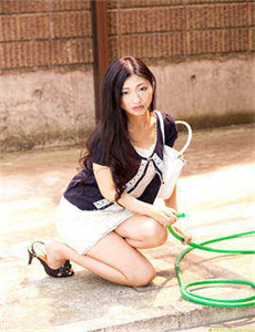 《十二金钗电影-美女自觉的解开胸衣》