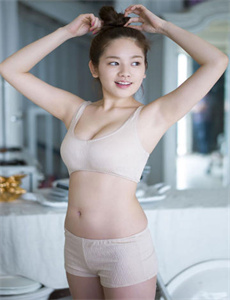 《美女全身大曝光图片-泰国最胸女主播乳摇》